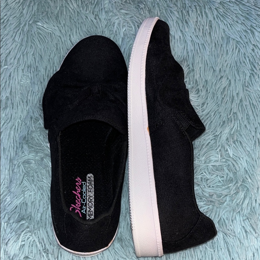 SKETCHERS NWT 8.5 BLACK TRENDY BOW SLIP ON DESIGN - Picture 5 of 6